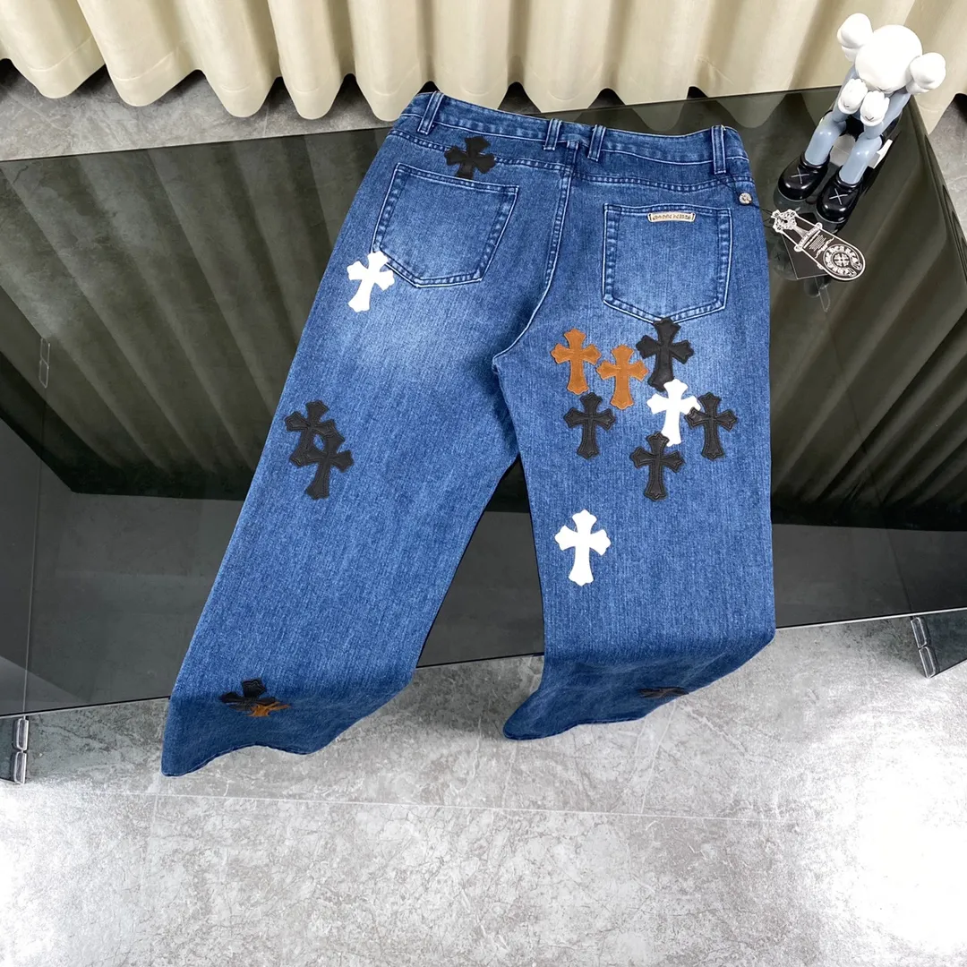 🅿️330 top version! CH Crow Heart Purple Leather Sanskrit Logo Crow Heart Cross Sanskrit overalls. The counter price is 34W level, patchwork cross flower embellishment, washed jeans! ! An absolutely high-end luxury product, a 1.9W-level god-level single product, a super popular product, made by top heavy industry, a magic weapon that cannot be missed! [About Zangyin] This is an extremely luxurious fashion brand that can also be called the nobility of the high street. It has always been an exclusive brand for some hipsters or rich second generations. Compared with ordinary high streets, it is more luxurious and noble. Compared with luxury brands, it is more fashionable and individual. It has always been a brand that I have a special liking for. [Top heavy industry fashionable design] Consistently made in high street luxury style. Speaking of this style, the Zangyin family and GU family are definitely the leading representative brands. Especially the Zangyin family has really achieved a state-of-the-art effect in creating high street style. The unique washed material is used to create this style. The color system is quite eye-catching. It is decorated with patchwork cross flowers, which cleverly highlights the charm of the brand. Secondly, this style uses classic The high-waist cutting design highlights the long legs and fashionable temperament of the upper body. The brand is highly recognizable and the slim fit configuration is more suitable for daily wear. It is a product that interprets personality, fashion, and specifications at a glance. This single product is enough to make any fan excited. It can be a white T-shirt for youthful preppy style, or a tight suspender for lady style. It has strong matching ability and can be easily controlled by men.  [Material and craftsmanship] Needless to say, this point goes without saying. As an excellent craftsman brand, Zangyin has really perfect requirements for details and craftsmanship. The washed color of this model has gone through so many processes, not to mention the embellishment of the denim appliqués. It is also purely handmade and sewn. Just like what they believe in, only handmade things have soul and have the meaning of wear. A top-notch heavy-duty fashionable denim item, I look forward to your perfect interpretation! !  Color: Black Size: S-XL